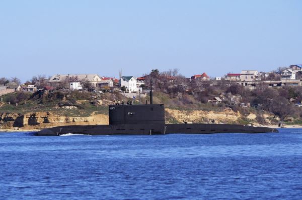 Экипаж подводной лодки "Старый Оскол" выполнил глубоководное погружение в морском полигоне Балтийского флота