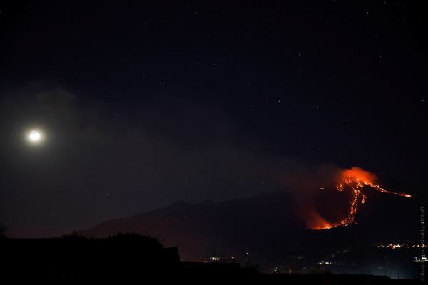 Лава, пепел, звезды. На Сицилии извергается вулкан Этна