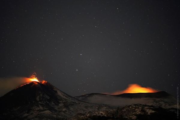 Лава, пепел, звезды. На Сицилии извергается вулкан Этна