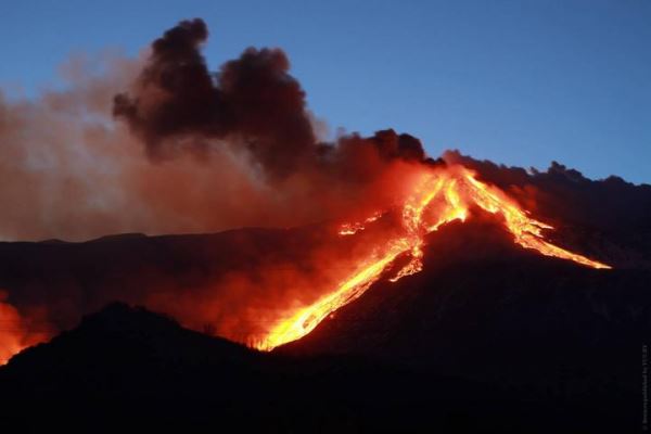 «Лава текла прямо на крышу машины». Как живется людям у подножия вулкана Этна