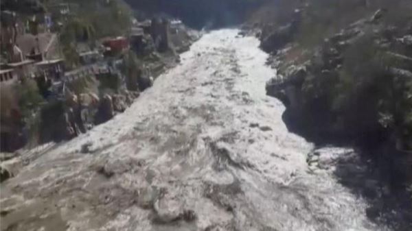 Сход ледника в Индии: 125 человек пропали без вести