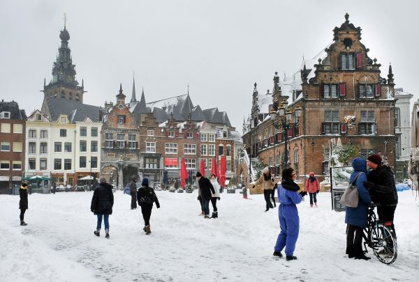 «Сильнейший за последние 10 лет снежный шторм»: Европу завалило снегом, синоптики пугают и небывалыми морозами
