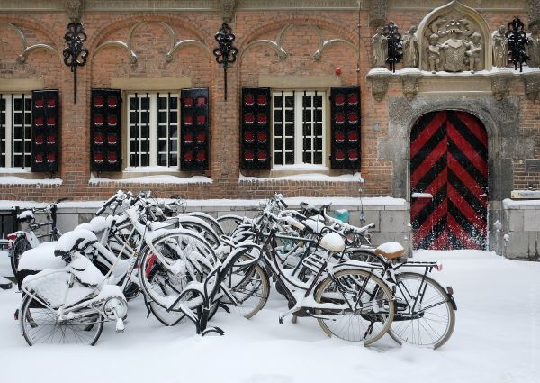 «Сильнейший за последние 10 лет снежный шторм»: Европу завалило снегом, синоптики пугают и небывалыми морозами