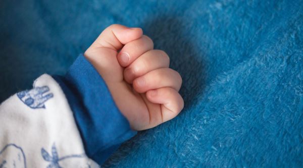 Тело новорожденного младенца нашли в сугробе в Ухте