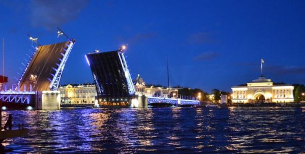В Санкт-Петербурге начали разводить мосты