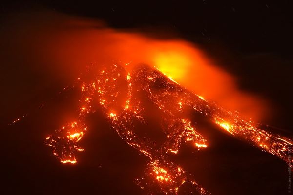 В Италии несколько городов засыпало пеплом от Этны