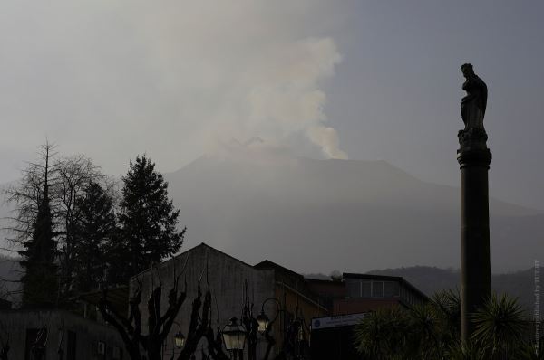 В Италии несколько городов засыпало пеплом от Этны