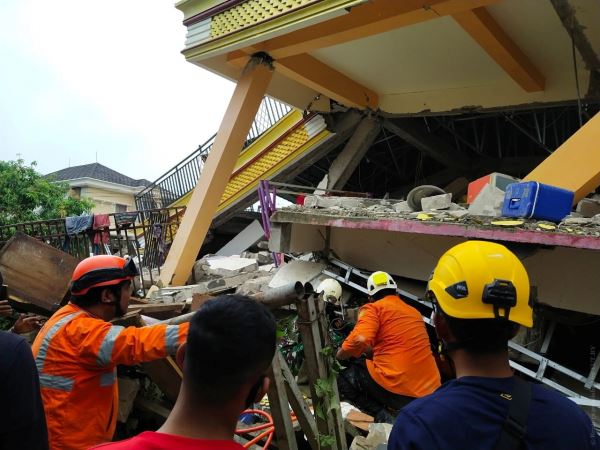 Землетрясение в Индонезии: уже более 30 погибших и угроза цунами